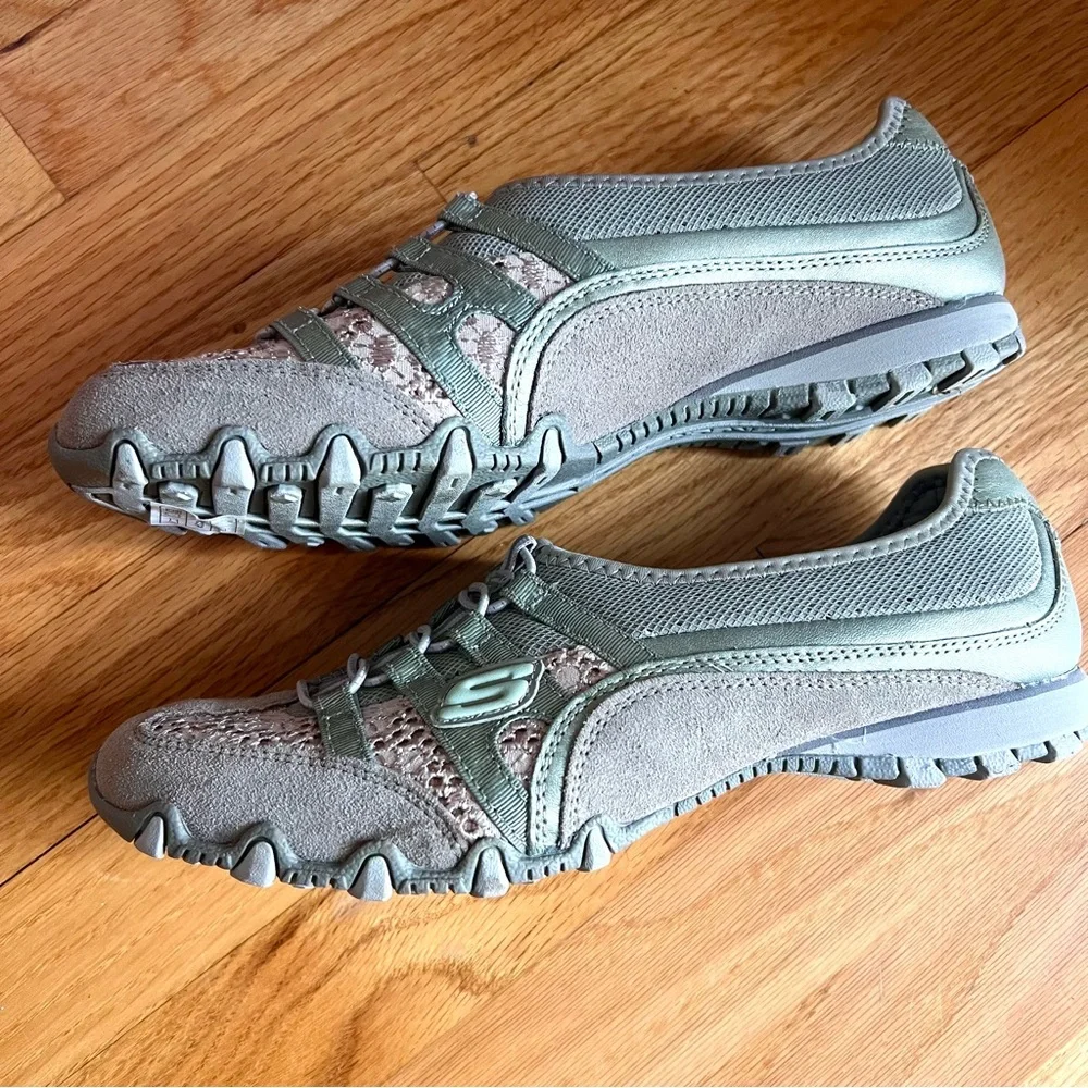 Skechers slip on sz 9.5 Women's Gray Casual Shoes hardly used fun style